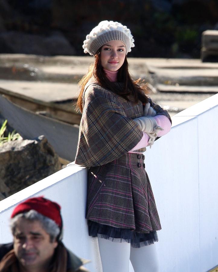 Leighton Meester como Blair Waldorf, con una boina de lana durante el rodaje de Gossip Girl