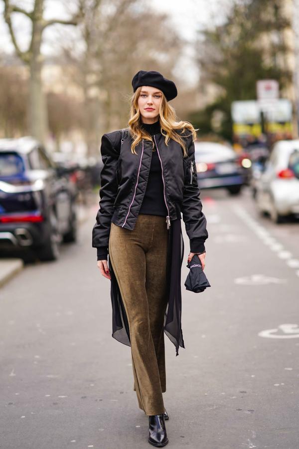 Combinada con prendas negras y marrones en un look muy urbano.