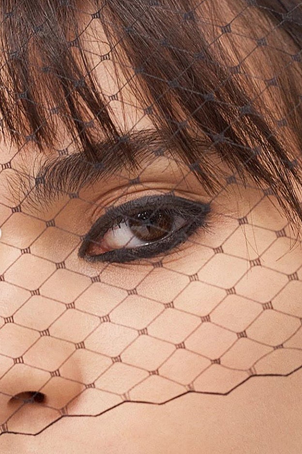 Primerísimo plano del espectacular maquillaje de ojos de Dior con doble eyeliner.