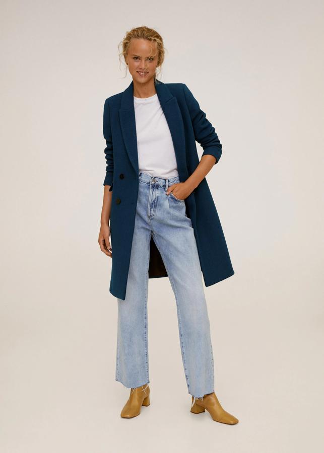 Sencillo, clásico, atemporal... y en un azul petróleo súper atractivo (69.99 euros en Mango).