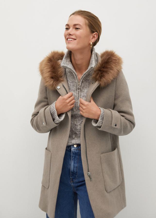 Esta parka con capucha de pelo cuesta 79.99 euros en Mango.