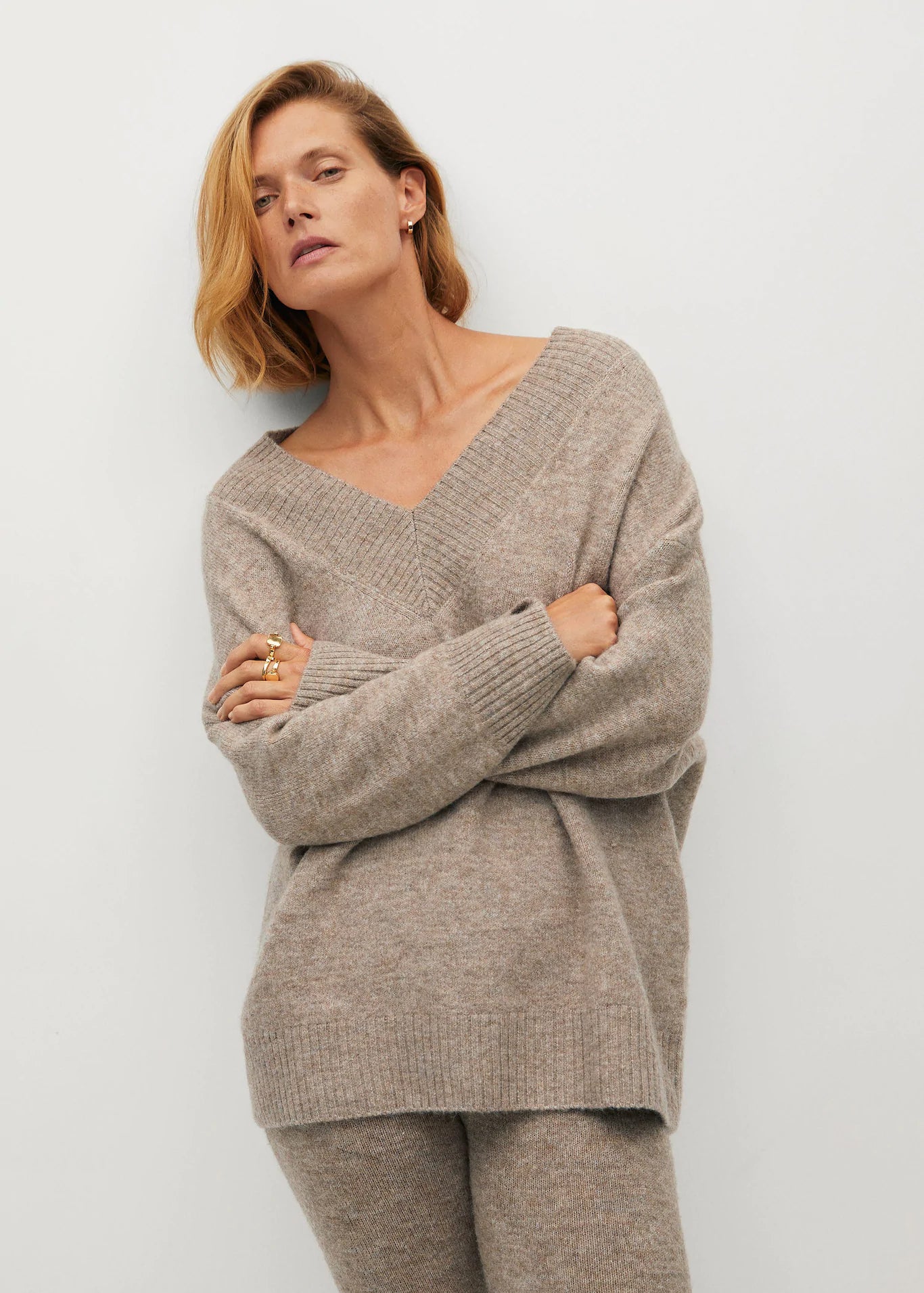 De silueta oversize y cuello de pico, este jersey cámel de Mango cuesta 29.99 euros.