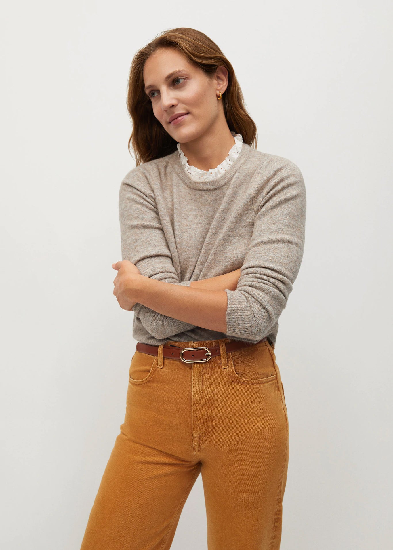 Este jersey gris con detalle de blonda en el cuello es puro romanticismo y feminidad. Cuesta 29.99 euros ne Mango.