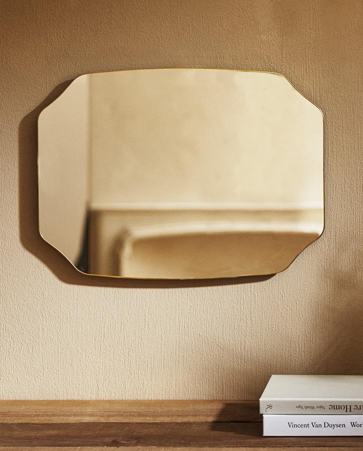 Si tus paredes tienen color o no posees demasiado espacio para colgar nada, escoge espejos como este de Zara Home que no tienen un marco grueso, sino un perfil metálico fino que le da un aire más ligero al conjunto (35,99 euros).