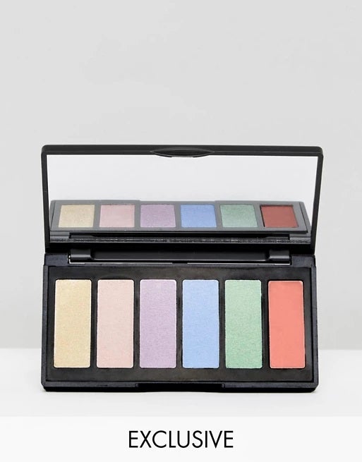 Paleta iluminador de ojos y rostro exclusiva en ASOS de 3ina.  Antes: 22,99 euros. Ahora: 12,64 euros . Se puede aplicar como base, como iluminador en pómulos, arco del labios superior, nariz y frente, o como sombra de ojos.