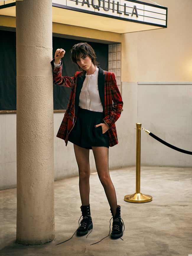 Americana de Georges Rech, camisa con jaretas de Lloyd’s para El Corte Inglés, y bermudas y botines de cordones, ambos de Emporio Armani. Anillo de UNOde50 y medias de El Corte Inglés.