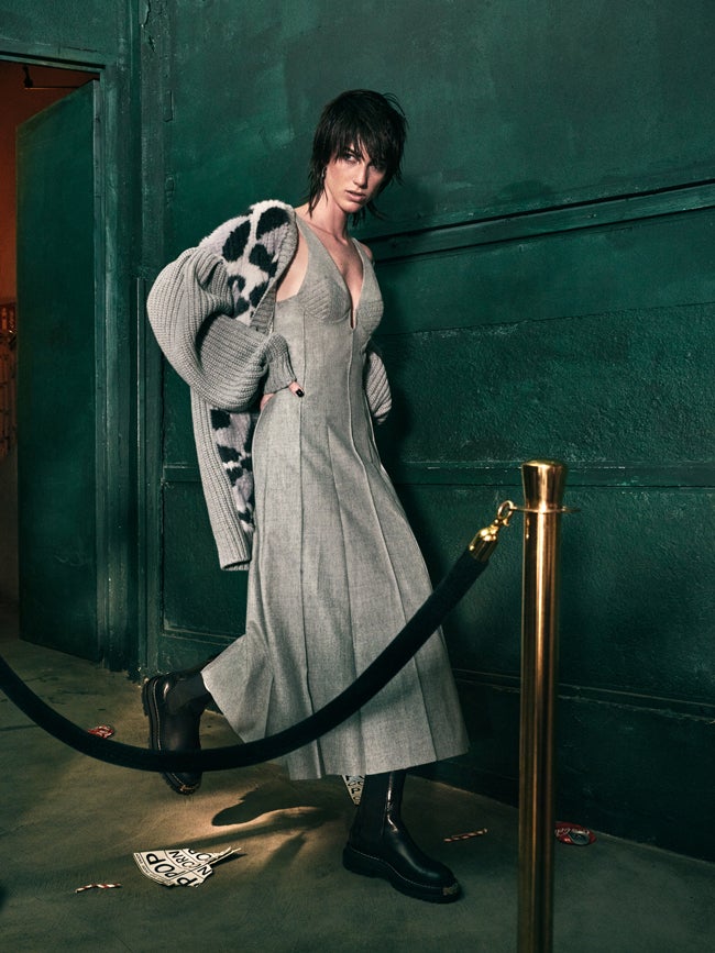 Vestido de tirantes y chaqueta de punto, ambos de Fendi. Los botines son de Sandro y los pendientes, de Aristocrazy.