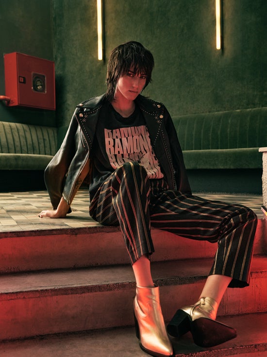 Cazadora de cuero con tachuelas, pantalón y botines, todo de Hilfiger Collection. La camiseta es de Pull & Bear.