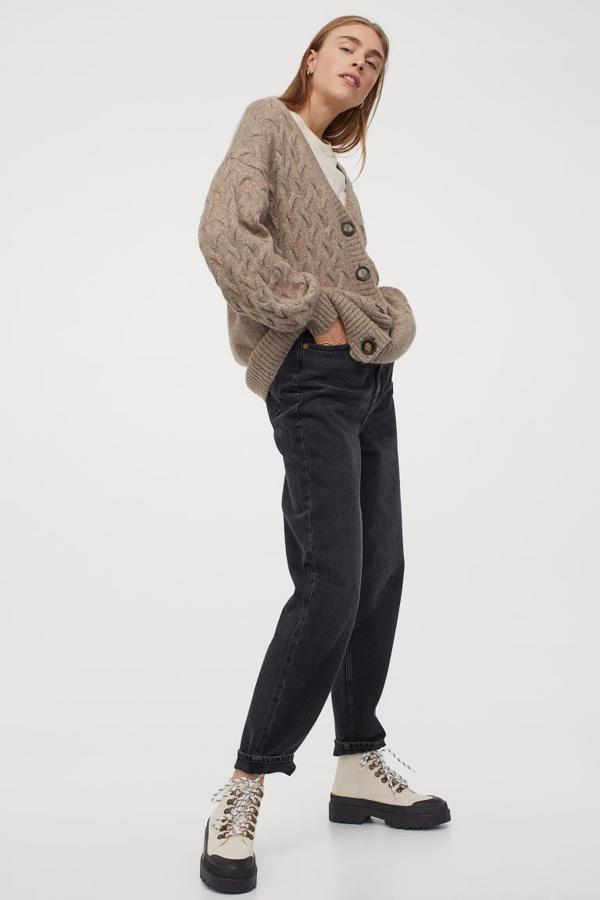 De venta exclusiva en la web de H&M, este cárdigan oversize en beige jaspeado en punto trenzado suave con lana en la trama viene con diseño de hombros caídos con escote de pico pronunciado, botones a contraste en el frontal y mangas amplias. Tiene ribete de canalé en escote, tapeta, puños y bajo y cuesta 39,99 euros. Disponible entre las tallas XS y XXL.