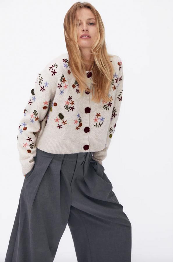 Con detalle de flores crochet en burdeos, azul y rosa, este cárdigan de color beige con cuello redondo y cierre de botones a contraste en forma de flor es de Zara y cuesta 39,95 euros. Está disponible en las tallas S, M y L.