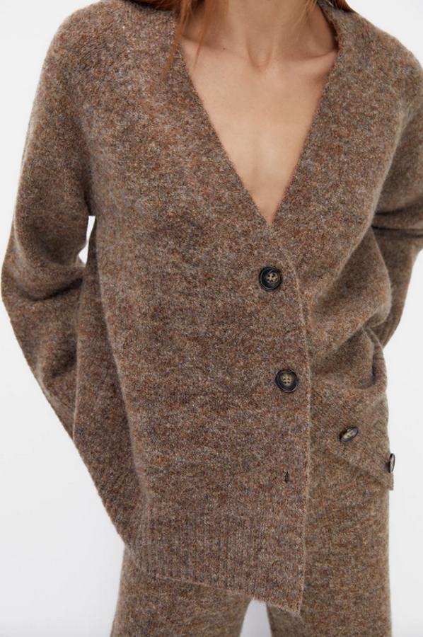 Confeccionada con al menos 25% de poliéster reciclado, esta chaqueta de escote de pico y manga larga con acabados en rib es de Zara y puedes encontrarla en las tallas S, M y L por 29,95 euros.