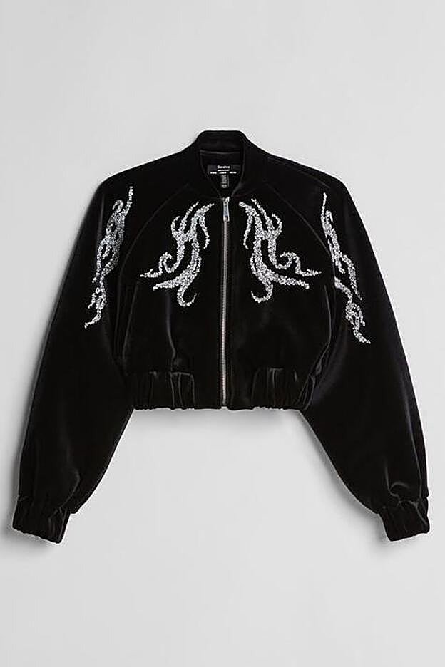 La bomber de terciopelo de Bershka cuesta 49,99 euros y está disponible ne dos tallas.