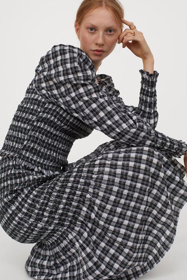 Blusa y falda fruncida a juego de H&M. La falda midi lleva el tejido fruncido y entallado hasta la mitad del muslo y termina en un volante amplio (39,99 euros). La blusa lleva el cuerpo fruncido y escote cuadrado, mangas largas abullonadas con elástico oculto sobre el hombro y fruncido ancho en los puños (24,99 euros).