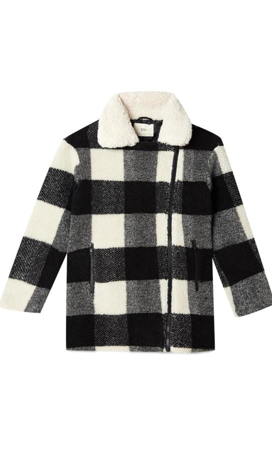 Abrigo de borreguillo con estampado de cuadros de Stradivarius (49,99 euros). Lleva el cuello a contraste, manga larga y cierra mediante una cremallera en el frontal.