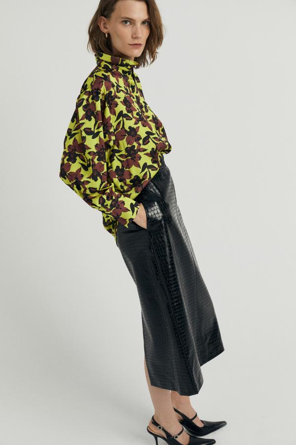 Camisa con estampado floral e inspiración retro, de Sfera (29,99 €).