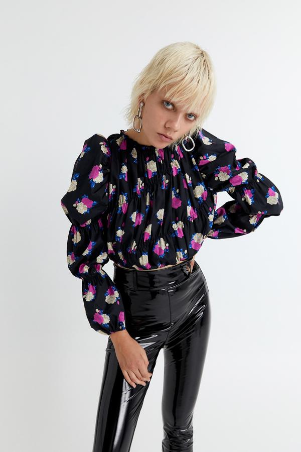 Top de seda estampada con mangas abullonadas, de Sfera (35,99 €).
