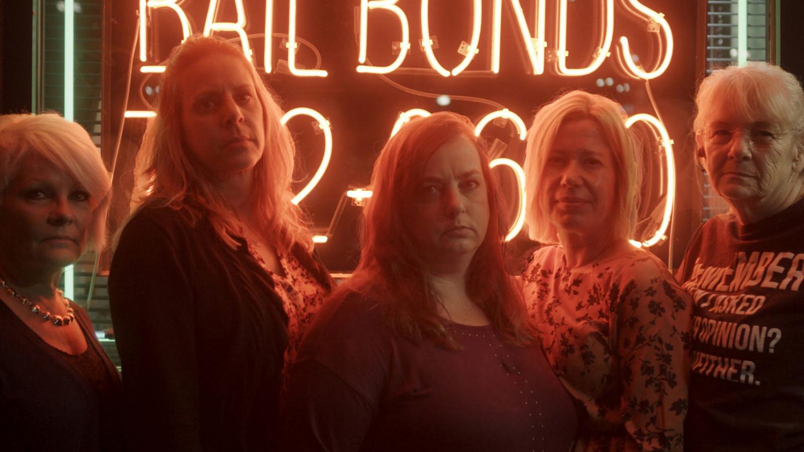 Amor fraudulento. Temporada 1. Movistar. 27 de noviembre.Esta serie documental de cuatro episodios sigue la búsqueda y captura de un hombre por parte de un grupo de mujeres que deciden vengarse tras ser víctimas de sus múltiples estafas online.