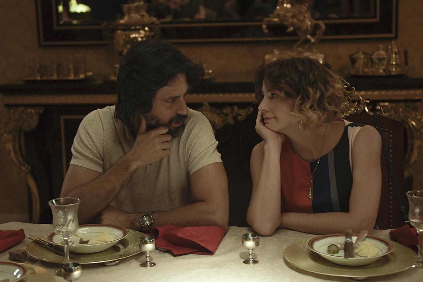 Nasdrovia. Temporada 1. Movistar. 6 de noviembre.Leonor Watling y Hugo Silva protagonizan esta comedia en la que interpretan a dos abogados divorciados que tratan de solventar la crisis de los 40 cambiando radicalmente de vida y abriendo un restaurante especializado en gastronomía rusa. Una iniciativa que les llevará a codearse con los miembros más peligrosos de la mafia rusa. Basada en el libro de Sergio Sarria, que se ha encargado de adaptarlo para la televisión, está dirigida por Marc Vigil (‘El ministerio del tiempo’).