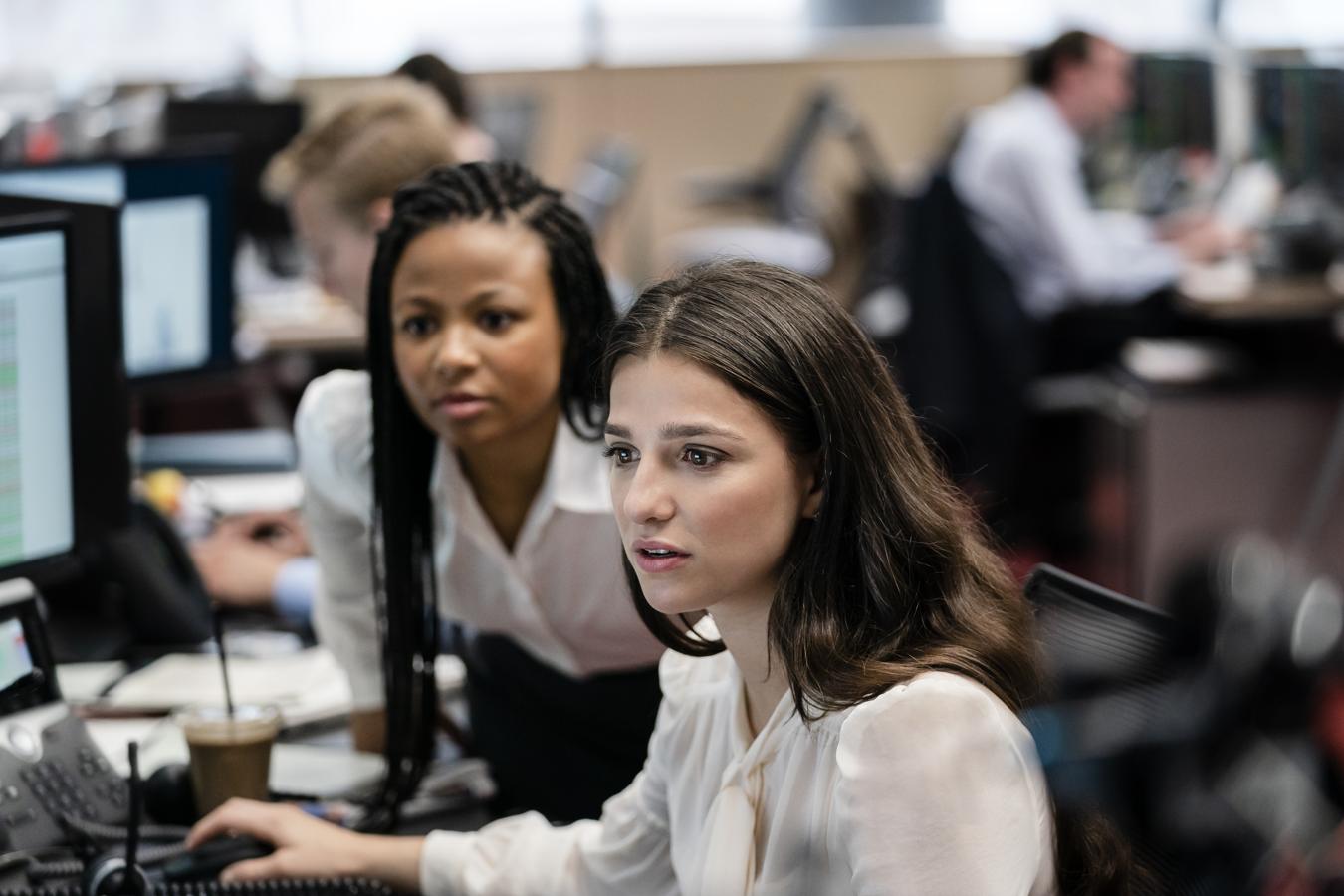 Industry. Temporada 1. HBO. 10 de noviembre.Un grupo de jóvenes licenciados compiten por un número limitado de puestos de trabajo indefinidos en un banco internacional de Londres. Una historia que narra, a través de los ojos de los jóvenes graduados impulsados por la ambición, las drogas y el romance, las cuestiones de género, raza y clase en un ambiente laboral en el que se promete meritocracia, pero la jerarquía es el rey.