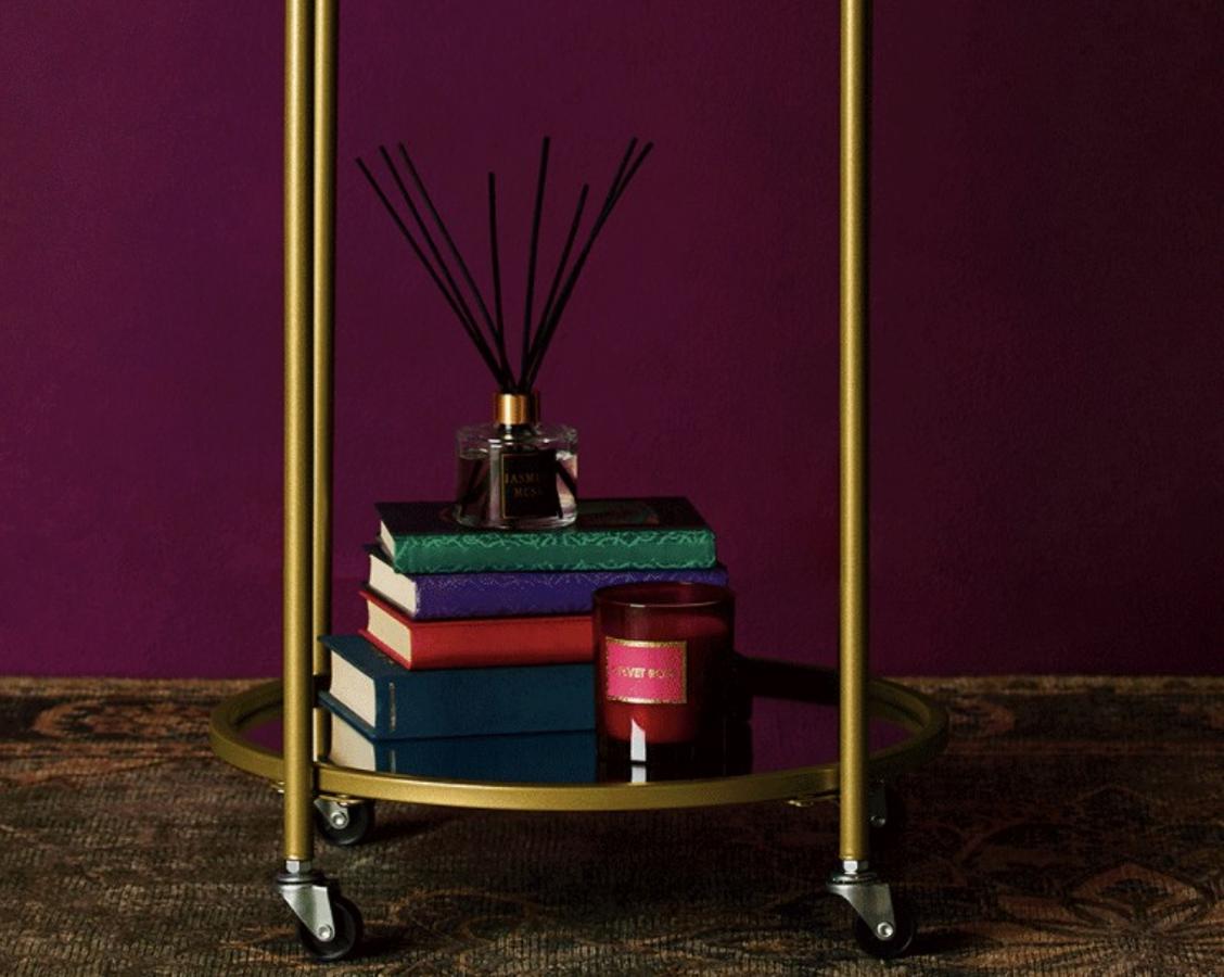 Difusor de almizcle y jazmín 3,50 €, vela de cristal con textura 7 € y vela roja de terciopelo con fragancia de rosas 7 €.