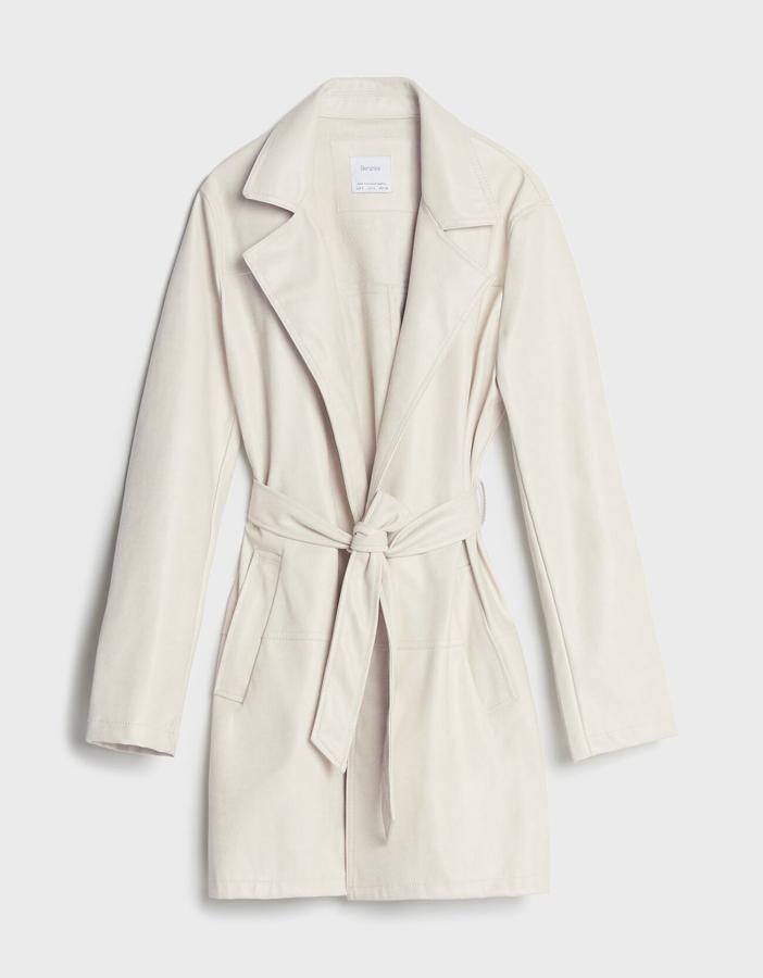 ¿No te ves con los abrigos largos? Pues apuesta por este modelo corto, de efecto piel en color hielo, de Bershka. Su precio es de 21,59 euros y pertenece a su sección de rebajas.