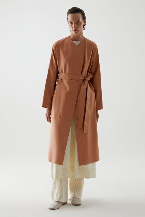 Otro modelo de los de conservar toda la vida en los que merece la pena invertir. En color tostado y con un corte original, tipo batín y sin solapas, es de Cos y cuesta 590 euros.