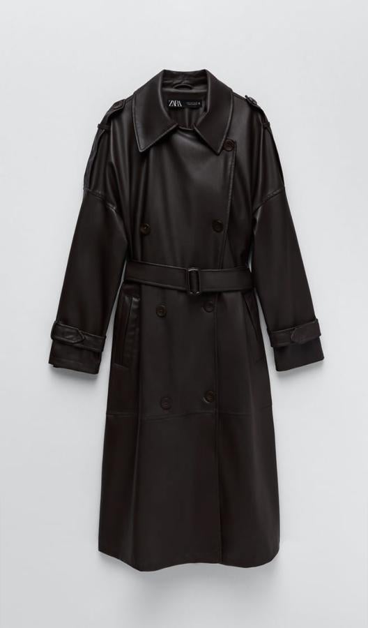 Este modelo de Zara es el más completo porque tiene un verdadero patrón de gabardina y queda tan estiloso que no te lo vas a quitar en todo el invierno. Si eres friolera, puedes añadirle una bufanda enorme para completar el look de abrigo. Cuesta 79,95 euros.