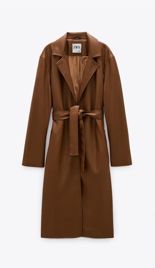 Si lo que te gusta es un look setentero con una prenda clásica, este modelo de Zara es perfecto para ti. No tiene bolsillos ni botones y cuesta 49,95 euros.