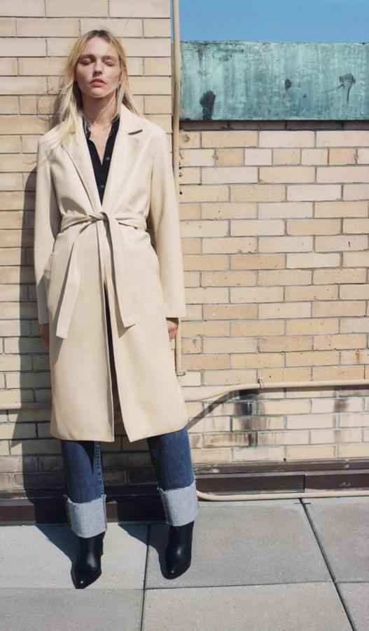 También sin costuras ni botones tenemos esta opción de Zara en color crudo que le dará luz a tus estilismos de invierno. Además, combina con todos los colores de vestido o pantalón y tiene un precio de 49,95 euros.