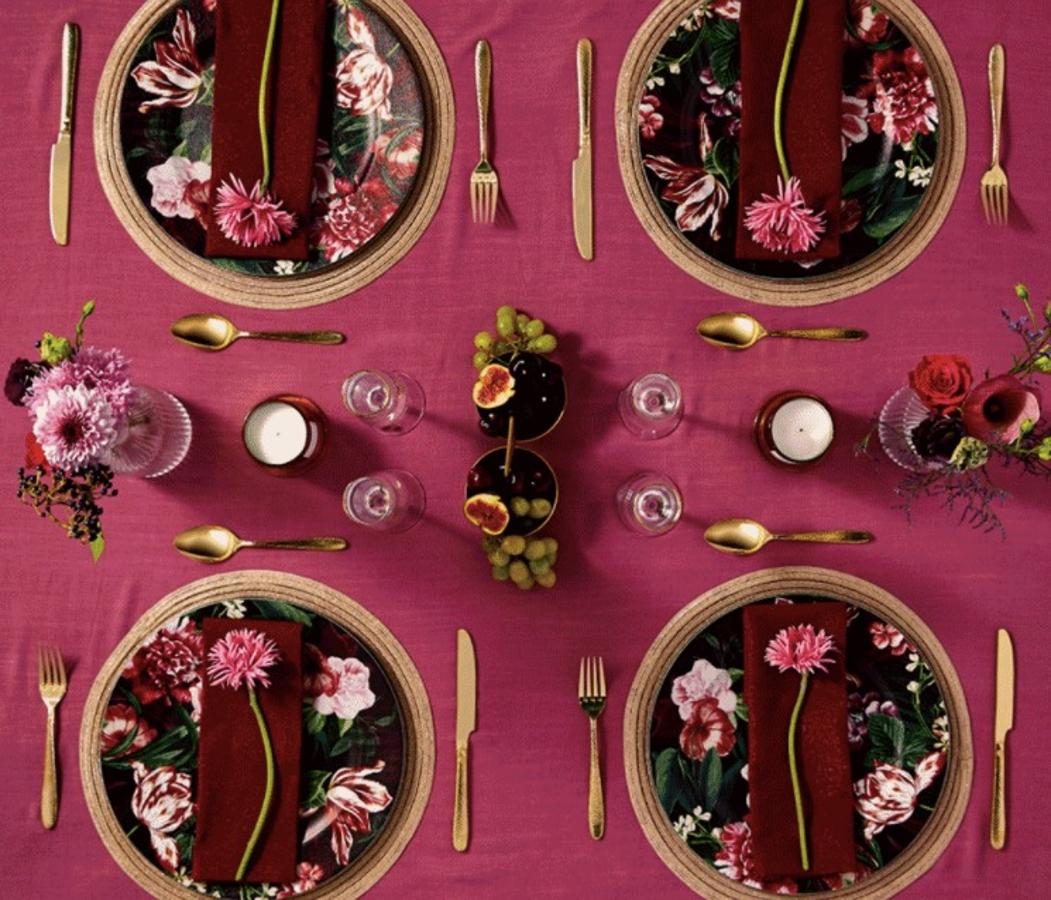 Bajoplatos de flores 3 €, pack de 4 salvamanteles individuales tejidos 6 €, jarrón de cristal con flores artificiales 4 € y pack de 2 copas de champán con borde dorado 8 €.