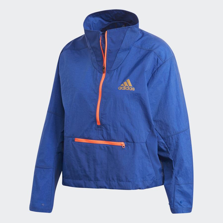 Sudadera modelo Adapt Royal Blue de adidas. Está confeccionada con un tejido resistente al agua, tiene detalles reflectantes y se puede guardar en su propio bolsillo (69,95 euros)