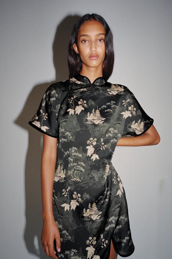 Vestido corto de cuello subido y manga corta, de Zara (39,95 €).