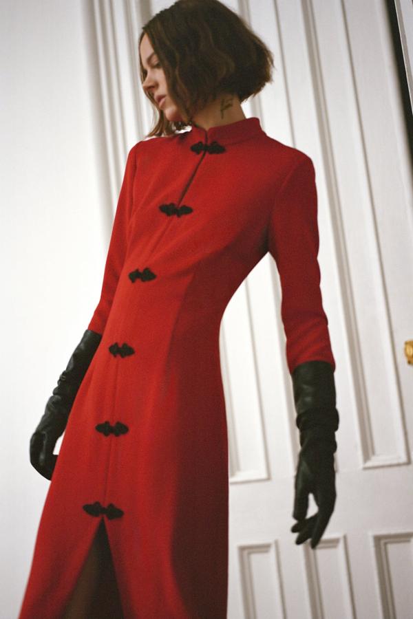 Vestido midi de cuello subido con abertura y manga larga, de Zara (39,95 €).