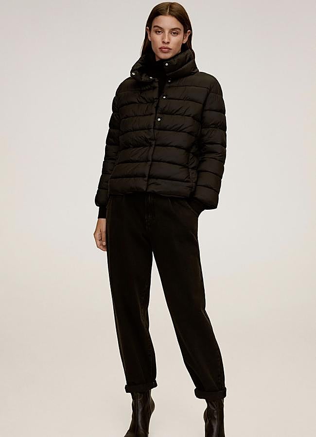 Este abrigo acolchado con cuello chimenea y bolsillos laterales cuenta con un diseño corto y cierre de botones a presión. Es de Mango y tiene un precio de 39,99 euros.
