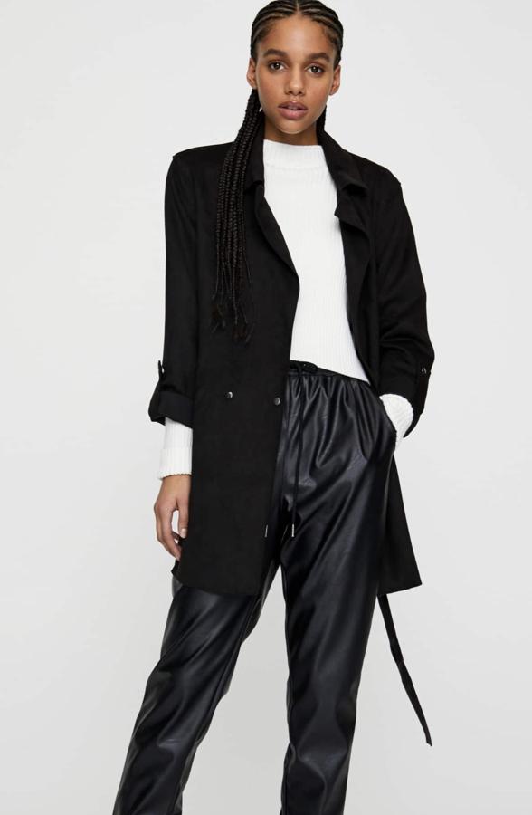 Con tejido efecto ante, este abrigo con detalle de cinturón y manga larga ajustable cuenta con cierre de botones. Es de Pull & Bear y tiene un precio de 29,99 euros.