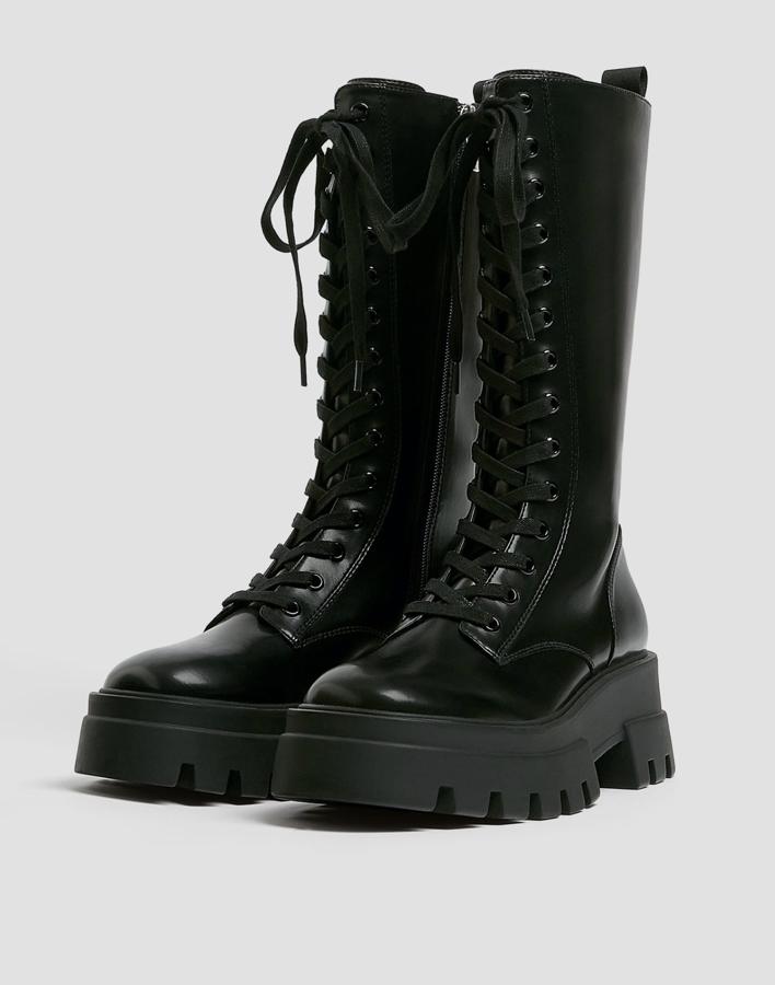 Esta bota acordonada en color negro con suela gruesa tipo track cuenta y cierre mediante cremallera en la parte interior tiene una altura de seis centímetros. Tiene un precio de 49,99 euros.