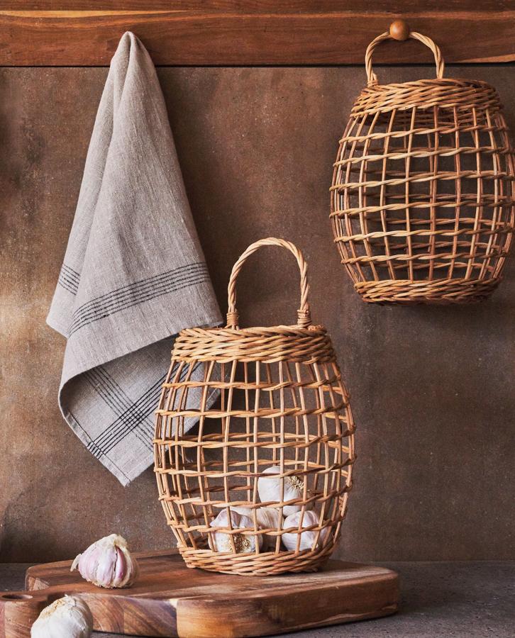 Esta cesta de almacenaje de ratán trenzado cuenta con asa y tiene un precio de 12,99 euros.