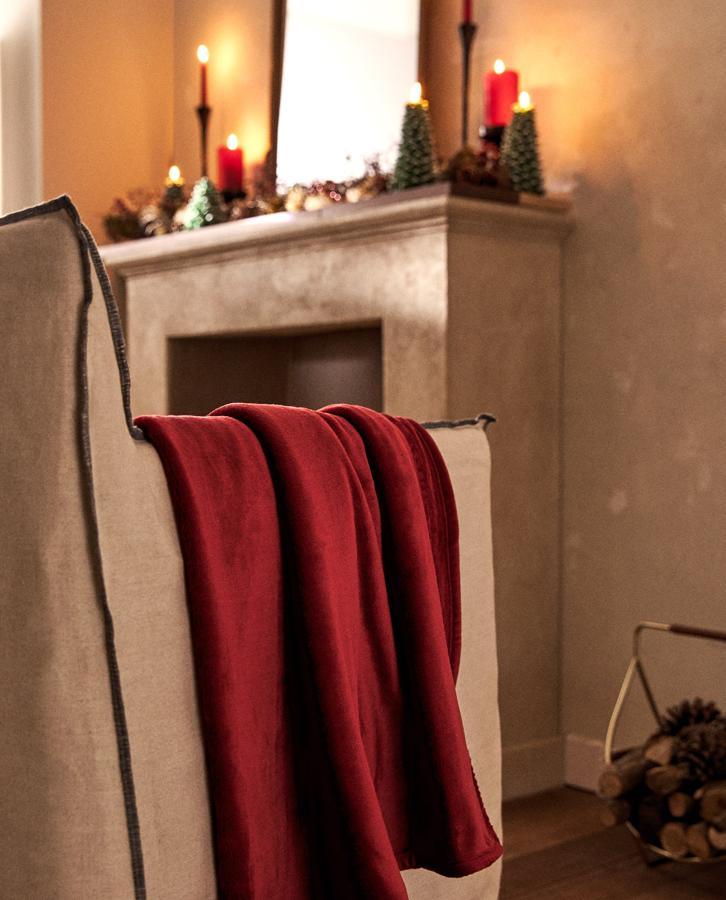 Disponible en rojo, blanco o rosa, esta manta polar de tacto suave con medidas de 140x190 centímetros tiene un precio de 19,99 euros.