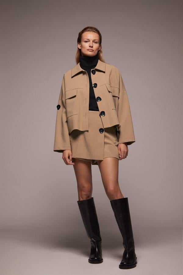 Un giro de inspiración utilitaria declinado en beige, todo de Zara.