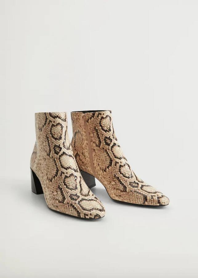 Punta redonda y tacón ancho para este botín en efecto serpiente de tonos beige y marrón medio de Mango que viene con cierre de cremallera en el lateral. Tiene un precio de 29,99 euros y está disponible entre los números 35 y 42.