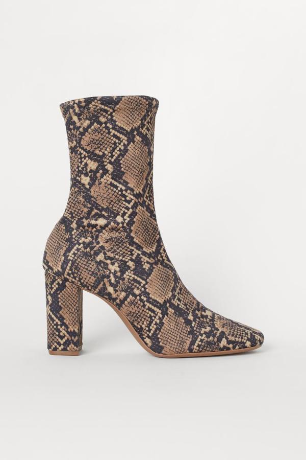 Estas botas calcetín de H&M confeccionadas en ante sintético con caña elástica suave vienen con estampado de serpiente en beige oscuro y cuestan 29,99 euros. Solo quedan en los números 39 y 40.