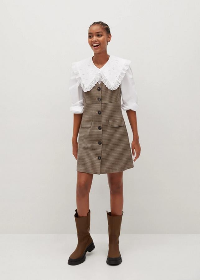 Estampado pata de gallo en tonos marrones para este pichi de diseño recto de Mango con escote de pico, bolsillos de solapa laterales y cierre de botones a contraste en el frontal. Cuesta 29,99 euros y está disponible entre las tallas XS y XL.