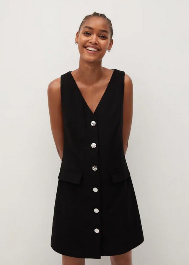 Escote de pico y cierre de botones frontal para este pichi negro de Mango con escote de pico, bolsillos de solapa laterales y diseño recto. Podemos encontrarlo entre las tallas XS y XL por 29,99 euros.