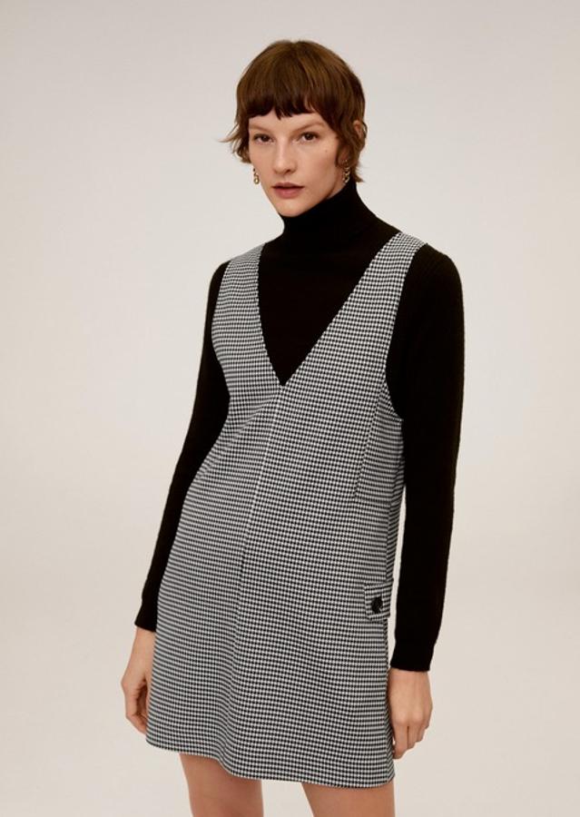 Estampado pata de gallo en tonos clásicos para este pichi de tirantes anchos con escote de pico y dos bolsillos de solapa con botón en los laterales. Es de Mango, está rebajado y de 25,99 euros ha pasado a costar 15,99 euros. Está disponible entre las tallas XS y L.