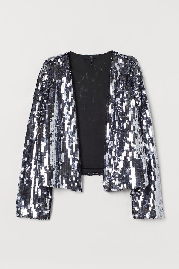 Chaqueta corta sin solapas con lentejuelas bordadas, de H&M (34,99 €).