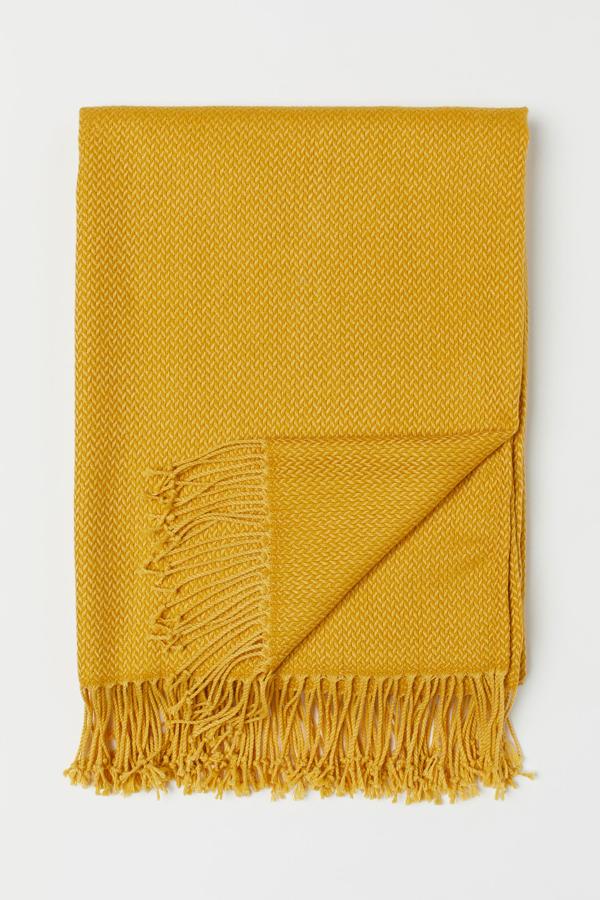 Fotos: 9 mantitas gustosas para atrincherarte en el sofá que además decoran tu salón