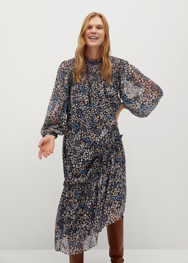 Vestido midi de manga larga con estampado de flores, de Mango (49,99 €).