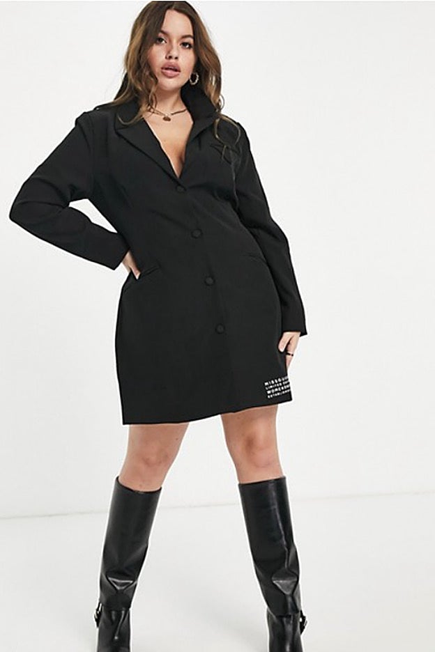 El vestido blazer de Collusión llega a todas las talles y tiene un espíritu menos clásico.