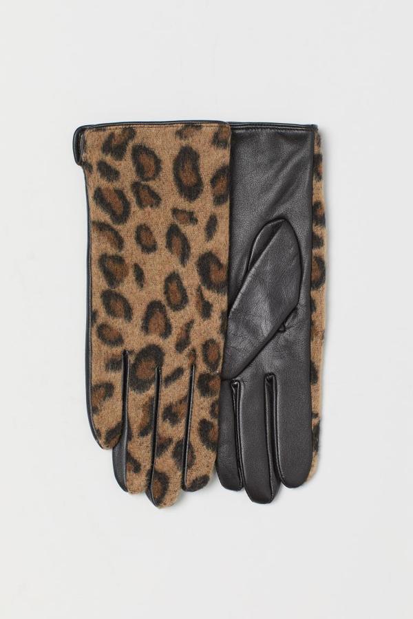 Confeccionados en piel con dorso en tejido afieltrado suave y lana en la trama con estampado de leopardo, estos guantes negros son de H&M y tienen el forro de punto fino. Con un precio de 24,99 euros, está disponible entre las tallas XS y XL.