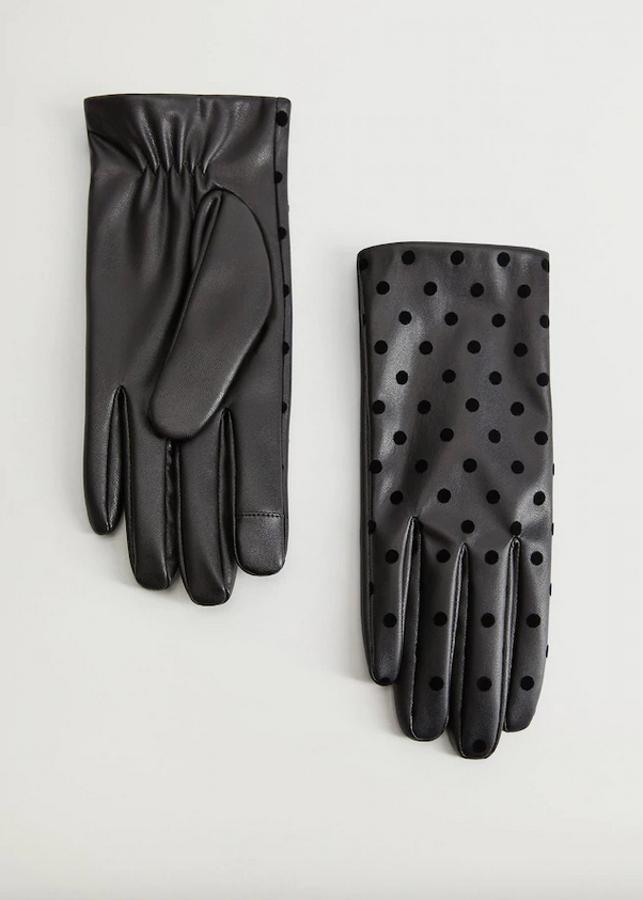 Con estampado de lunares y goma elástica en el dorso de la muñeca, estos guantes negros de Mango tienen un precio de 15,99 euros y están disponibles en las tallas S y M.